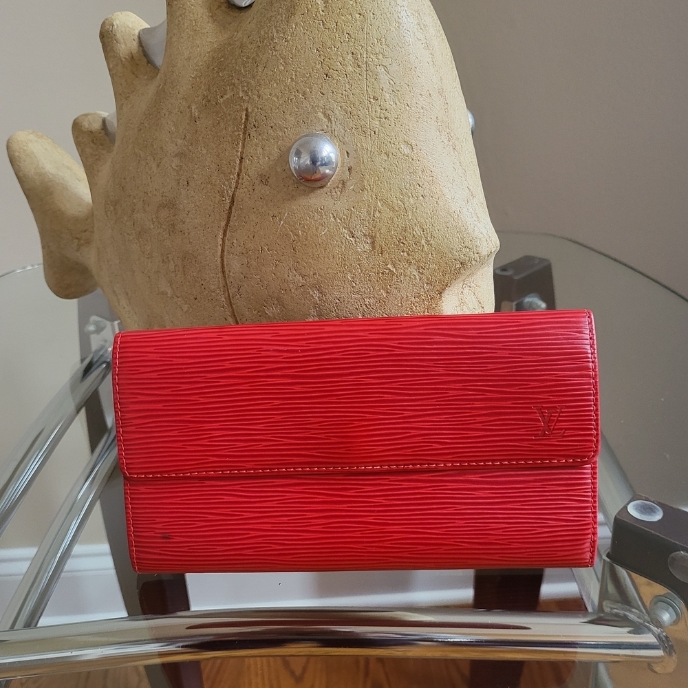 Louis Vuitton Vintage Epi Leather Sarah Long Wallet.. Authentic..